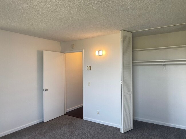 Building Photo - 2101 Shore Line Dr