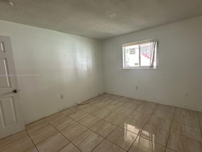 Building Photo - 6040 SW 26th St