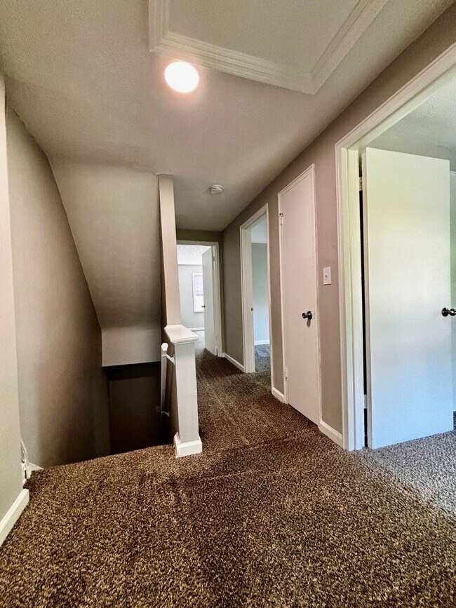 Building Photo - Spacious 3 bedroom 1.5 bath townhome with ...