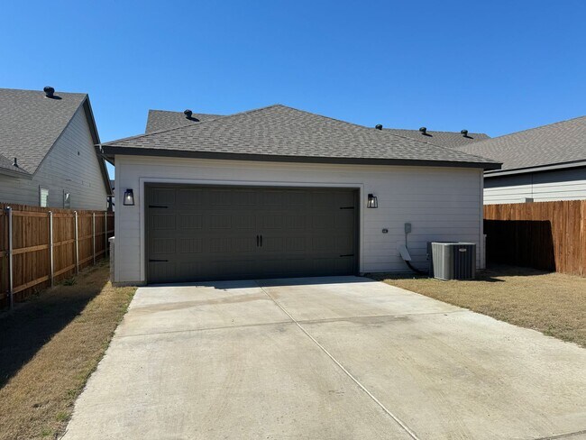 Building Photo - Enclosed Fenced Yard - 3/2/2 - Commuter Friendly