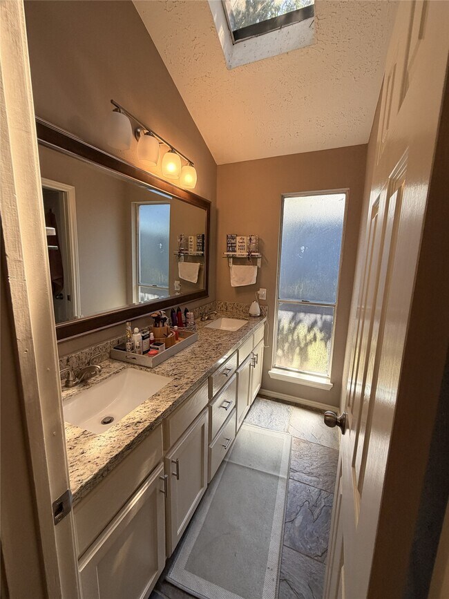 Building Photo - 2022 Creek Valley Ln