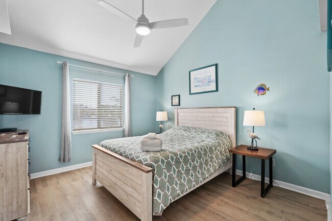 Building Photo - Fully Furnished W/ All Utilities Included! Seasonal Rental available 9/1/25-3/31/26