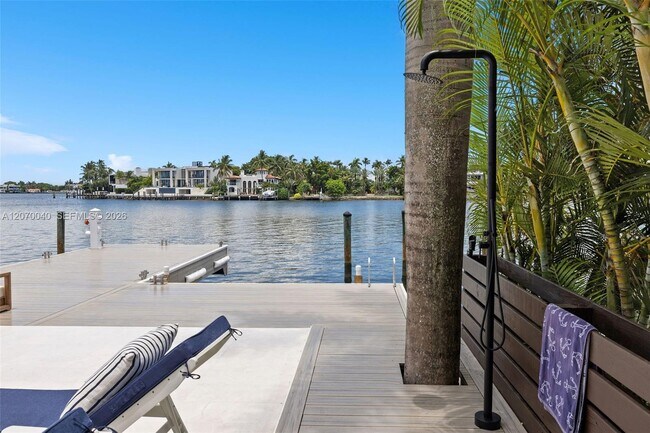 Building Photo - 257 N Coconut Ln