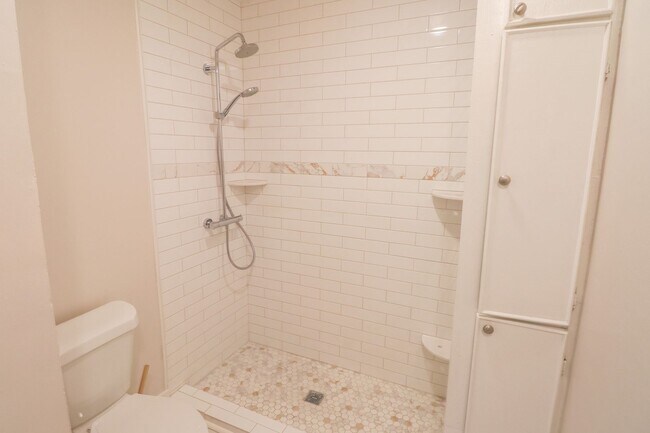 Building Photo - UPDATED & REMODELED 2 Bed 1 bath property ...