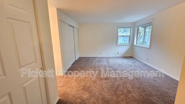 Building Photo - 565 NW Carolyn Ln