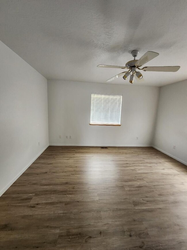 Building Photo - 2-bedroom 2-bath duplex