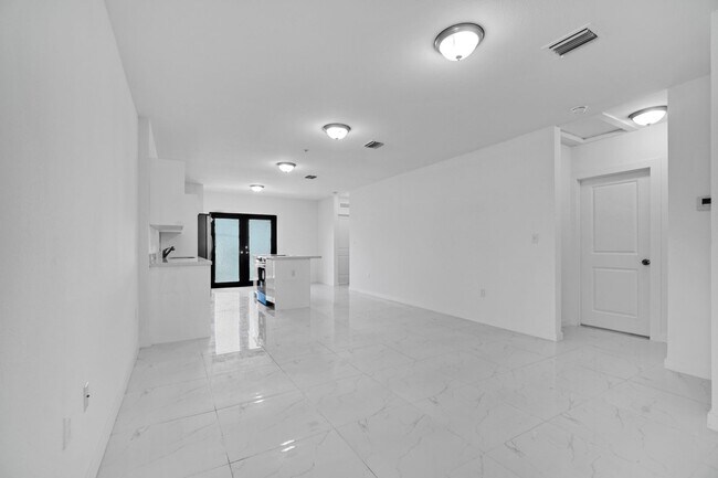 Building Photo - Goulds 4 Bed Triplex