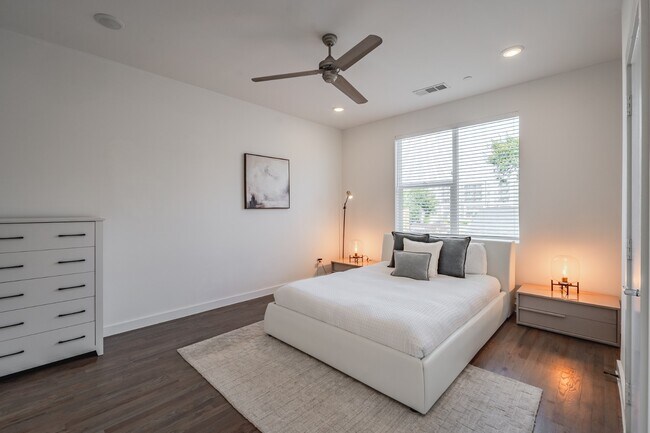 Building Photo - Modern Townhome with Dual Primary Suites & 2-Car Garage | Knox-Henderson / Lower Greenville