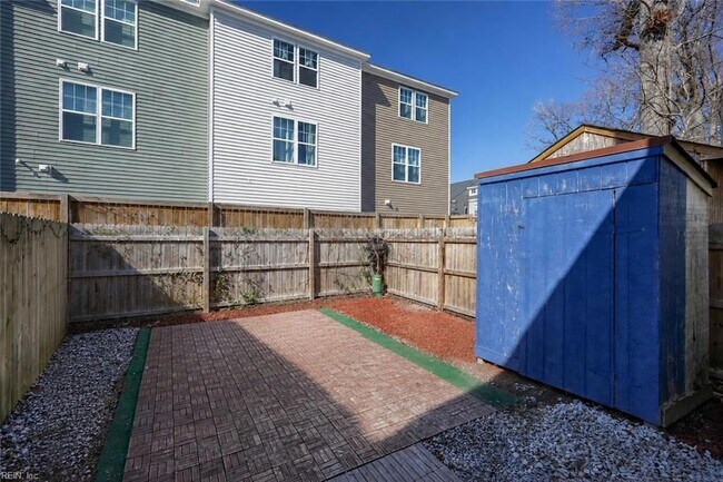 Building Photo - 436 Peregrine St