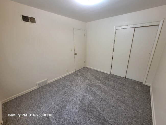 Building Photo - 244 N Fern St