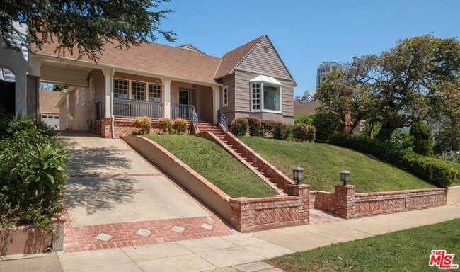 Building Photo - 10707 Wellworth Ave