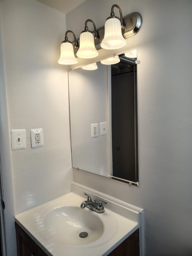 Building Photo - Beautiful and Spacious 2 Bedroom Apartment for Rent!