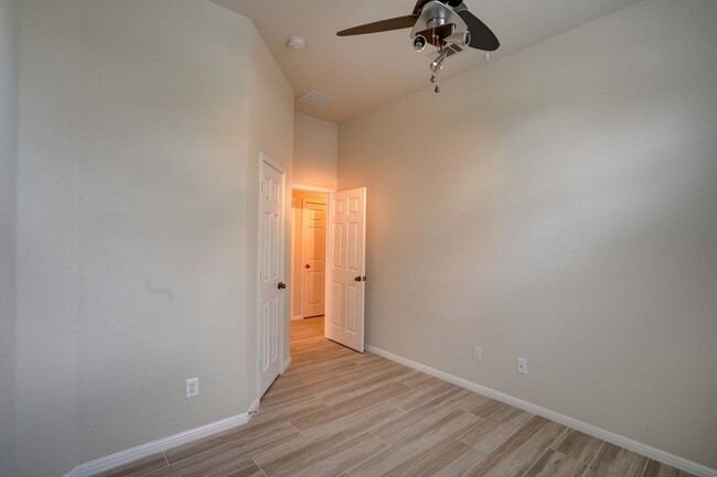 Building Photo - Cozy 3-Bedroom, 2-Bathroom Single Family H...