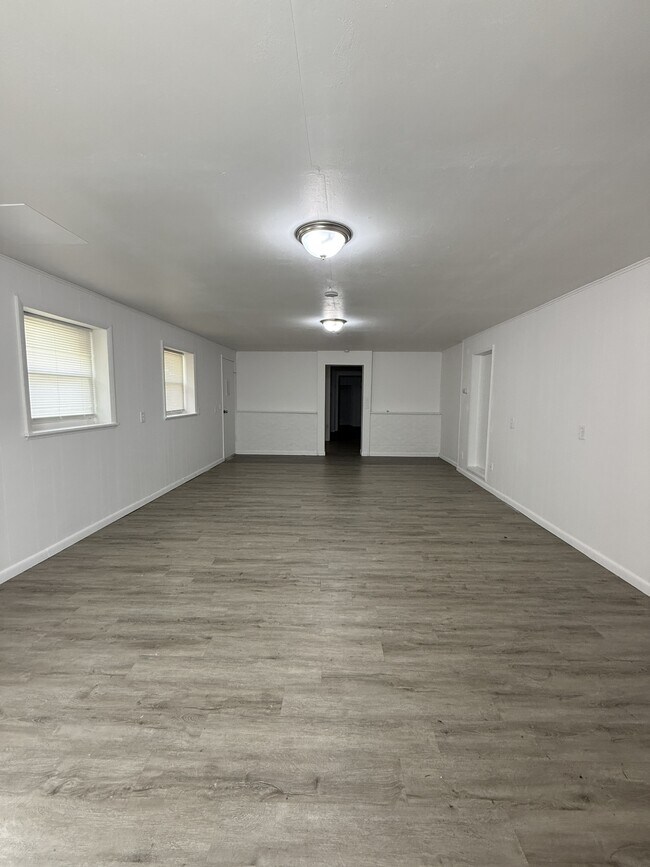 Building Photo - 521 Savoy Ave