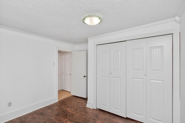 Building Photo - 3008 Lakeshore Dr