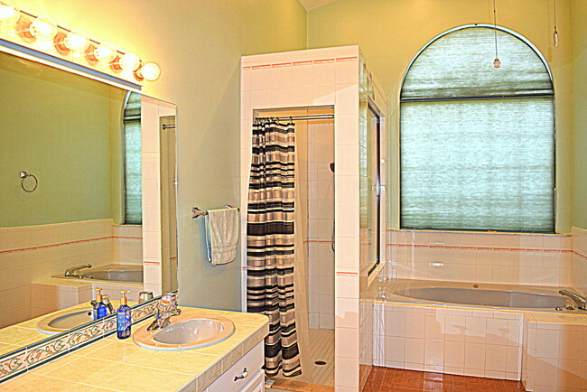 Building Photo - 285 Utopia Cir