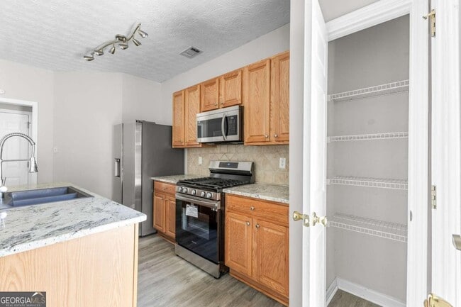 Building Photo - 6604 Splashwater Dr