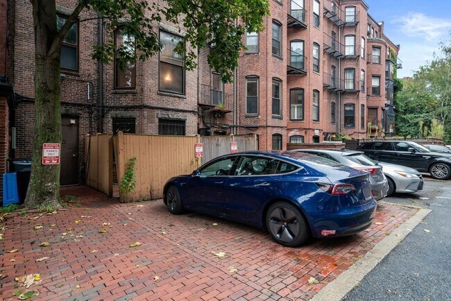 Building Photo - 393 Marlborough St