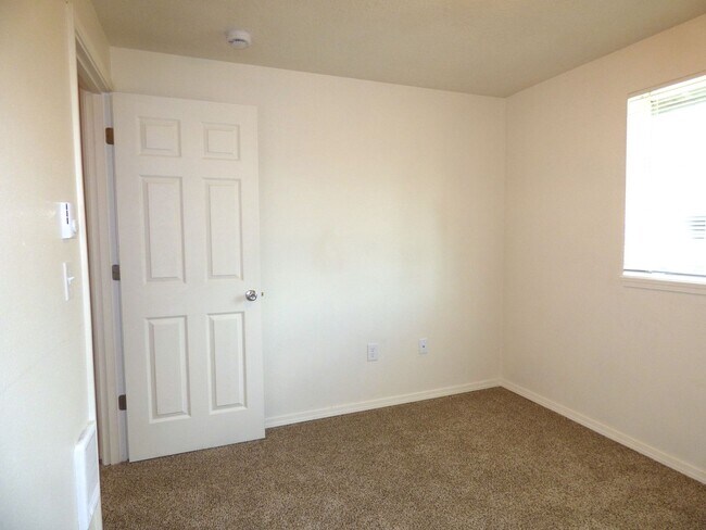 Building Photo - Rent Special: FREE September's Rent!! Second Floor 3 Bedroom apartment