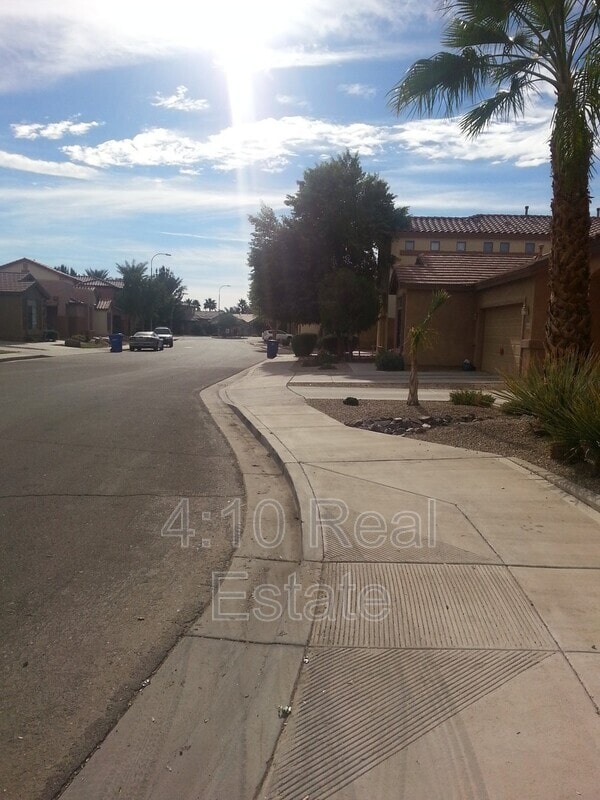 Building Photo - 2644 E Chester Dr