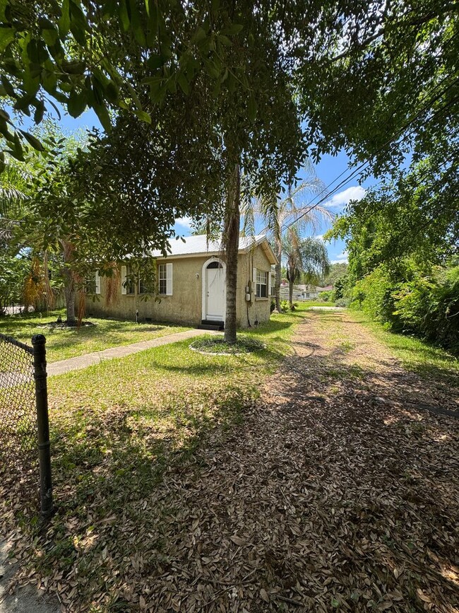 Building Photo - Freshly Renovated 3/2 Single Family in Wes...