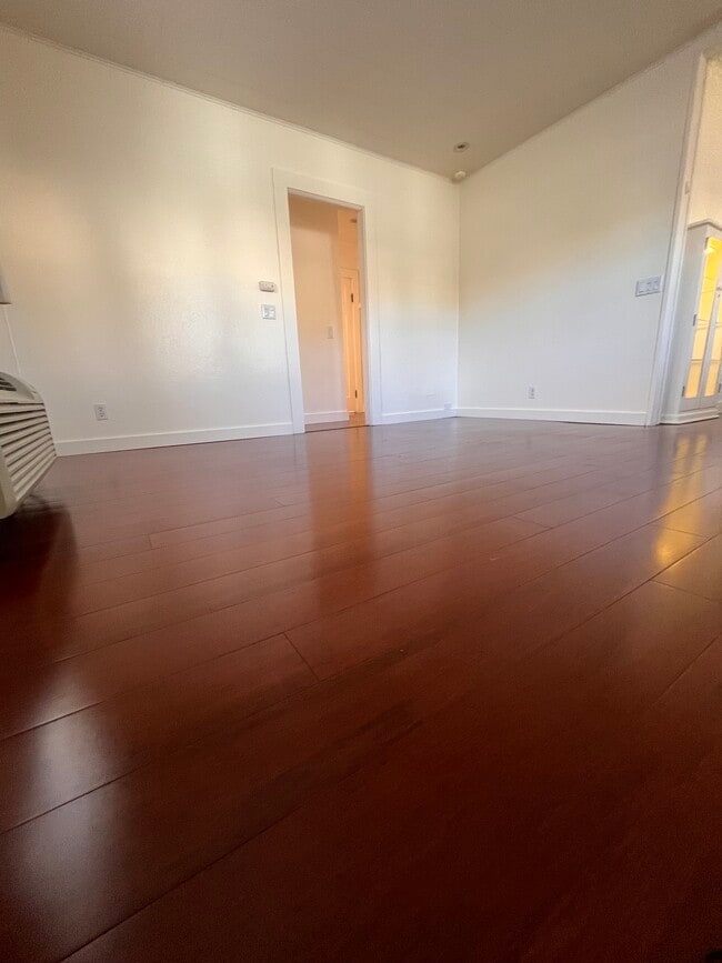 Building Photo - 118 E Chelan Ave