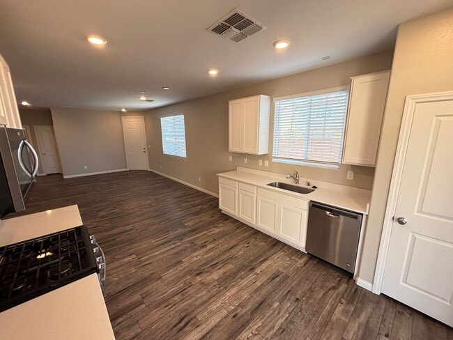Building Photo - Beautifully Upgraded Single-Story 2BED/2BA...
