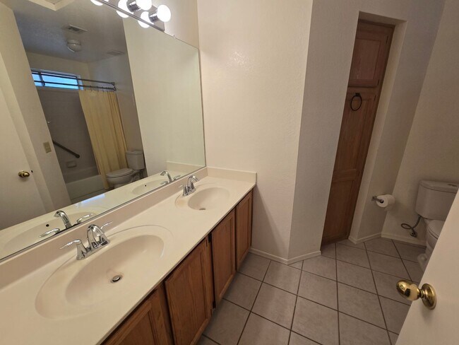 Building Photo - 1120 N Val Vista Dr