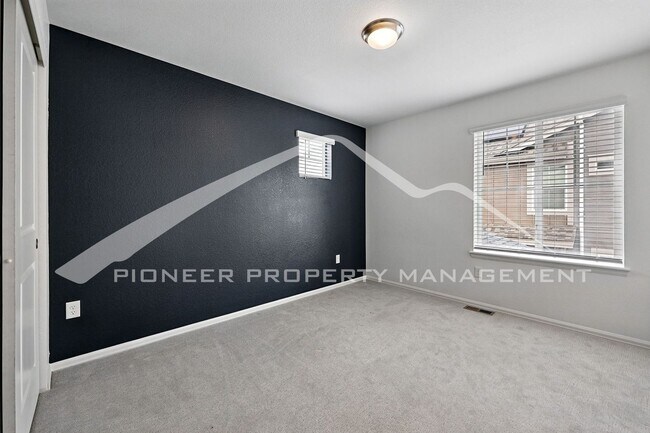 Building Photo - Spacious Home with Washer/Dryer and Centra...