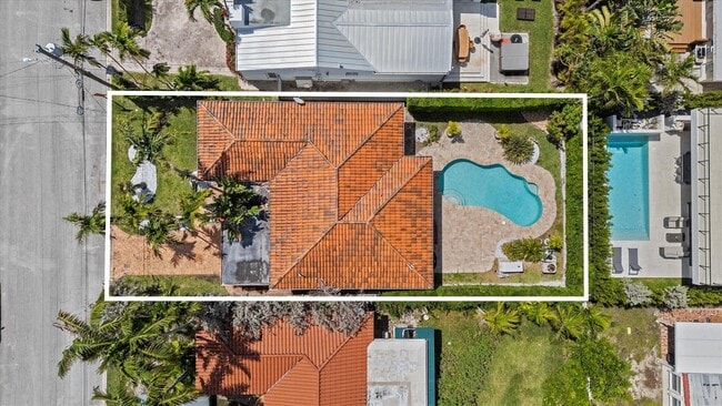 Building Photo - Emerson Avenue, Surfside, FL 33154 - 3 BR 3 BA single-family home