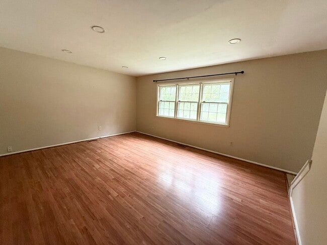Building Photo - 4 Bedroom Colonial SFH - Reisterstown
