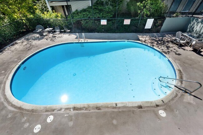 Building Photo - Cedar Creek - 2 bedrooms