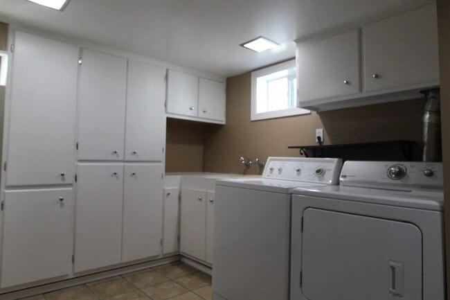 Building Photo - Charming 3-Bed 2-bath on Northside with Ba...