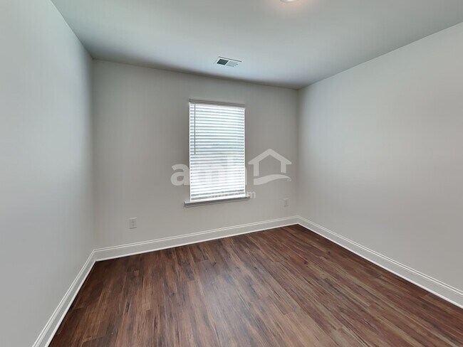 Building Photo - 108 Spruce Cir