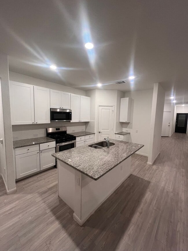 Building Photo - 3 bed 2 bath with a flex space, fenced in ...