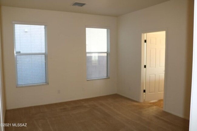 Building Photo - Move in Ready 2 bedroom 2 bath with den!