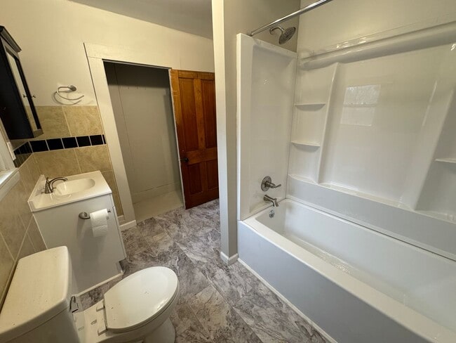 Building Photo - 121 E North St