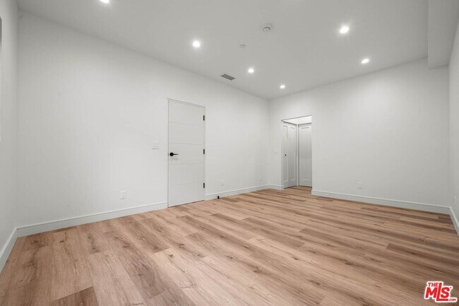 Building Photo - 1920 S Sherbourne Dr