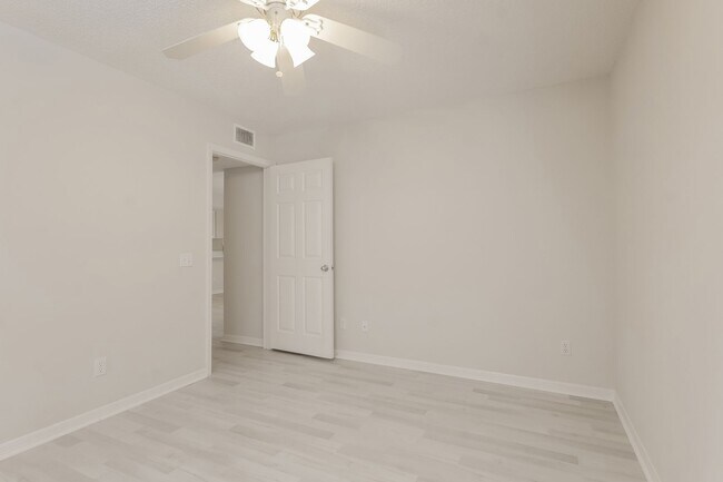Building Photo - 2 bed + den 2 bath condo, just 2.5 miles from the beach!