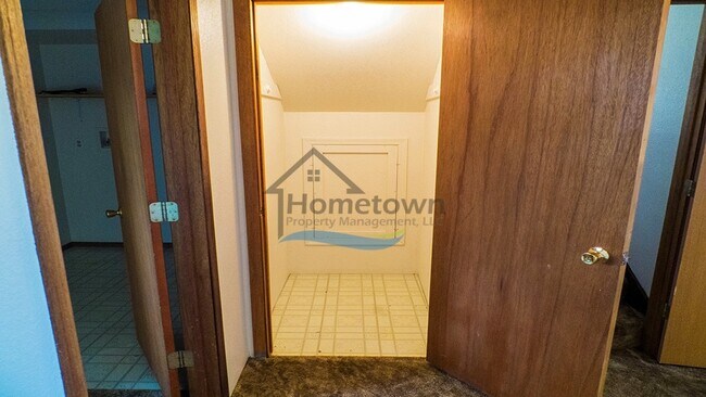 Building Photo - 3 Bed 1.5 Bath with Garage & Fenced Yard