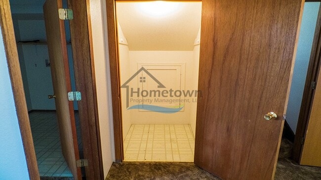Building Photo - 3 Bedroom 2 Bathroom Home with Attached Ga...