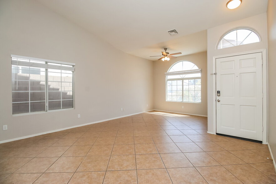 Building Photo - 3032 N Silverado