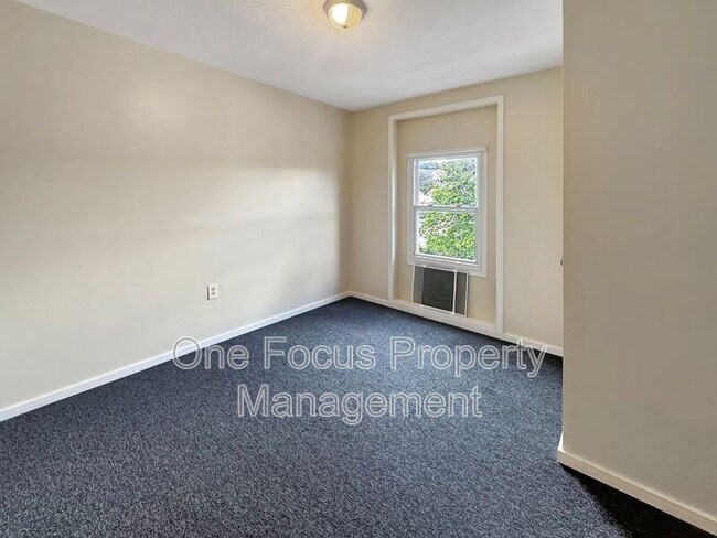 Building Photo - 400 Railroad St