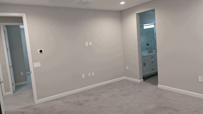 Building Photo - 4854 E Shady Glen Ave