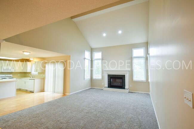 Building Photo - 4 Bedroom 2.5 Bathroom home in Urbandale