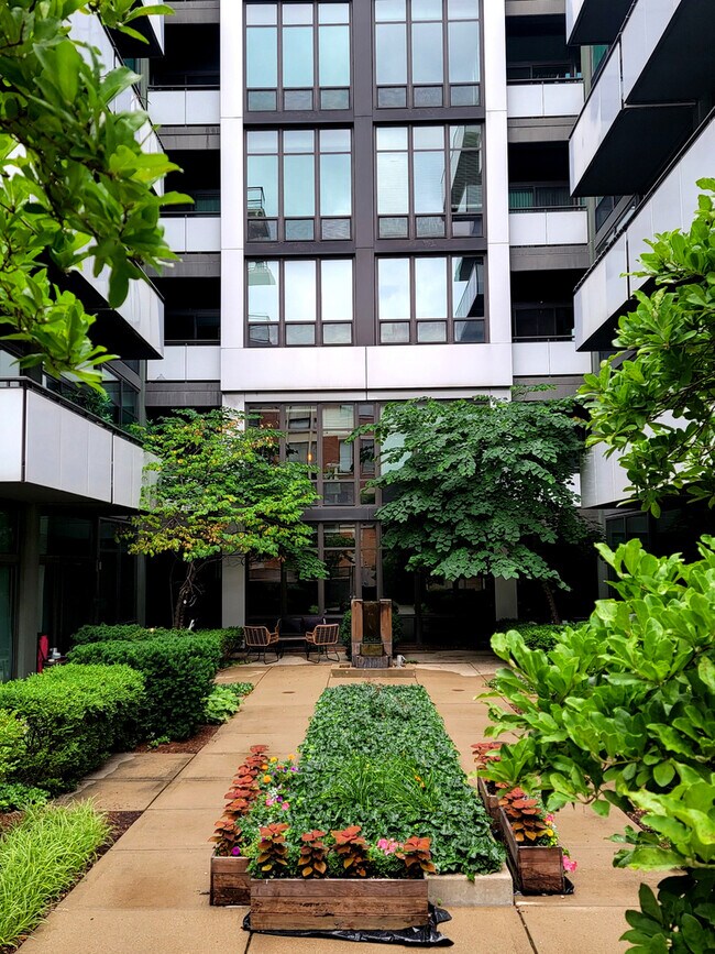 Building Photo - 650 W Wayman St