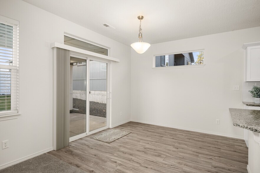 Building Photo - 824 S Bulldog St