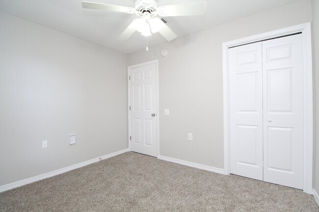Building Photo - Northeast Pensacola 3/2 with Garage, Sunro...