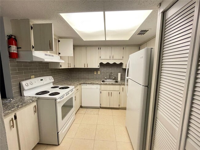 Building Photo - 510 Fairways Cir