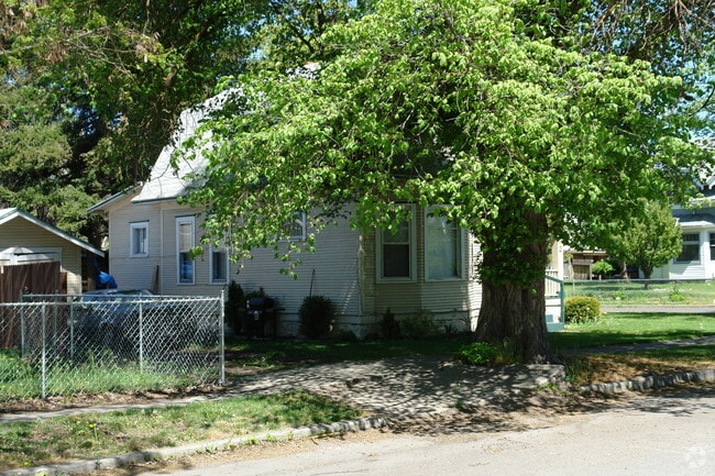 Building Photo - 1202 W Augusta Ave